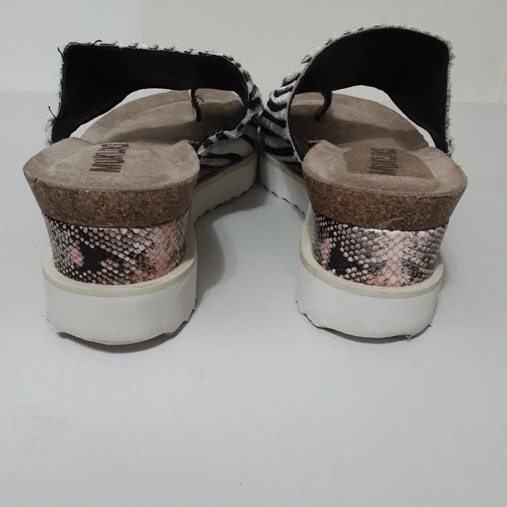 MUKLUKS Zebra Black and White Print‎ Pitch Duet Wedge Sandal